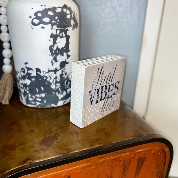 GREAT VIBES SMALL DECORATIVE BOX - LIKE NEW - Picture 2 of 8